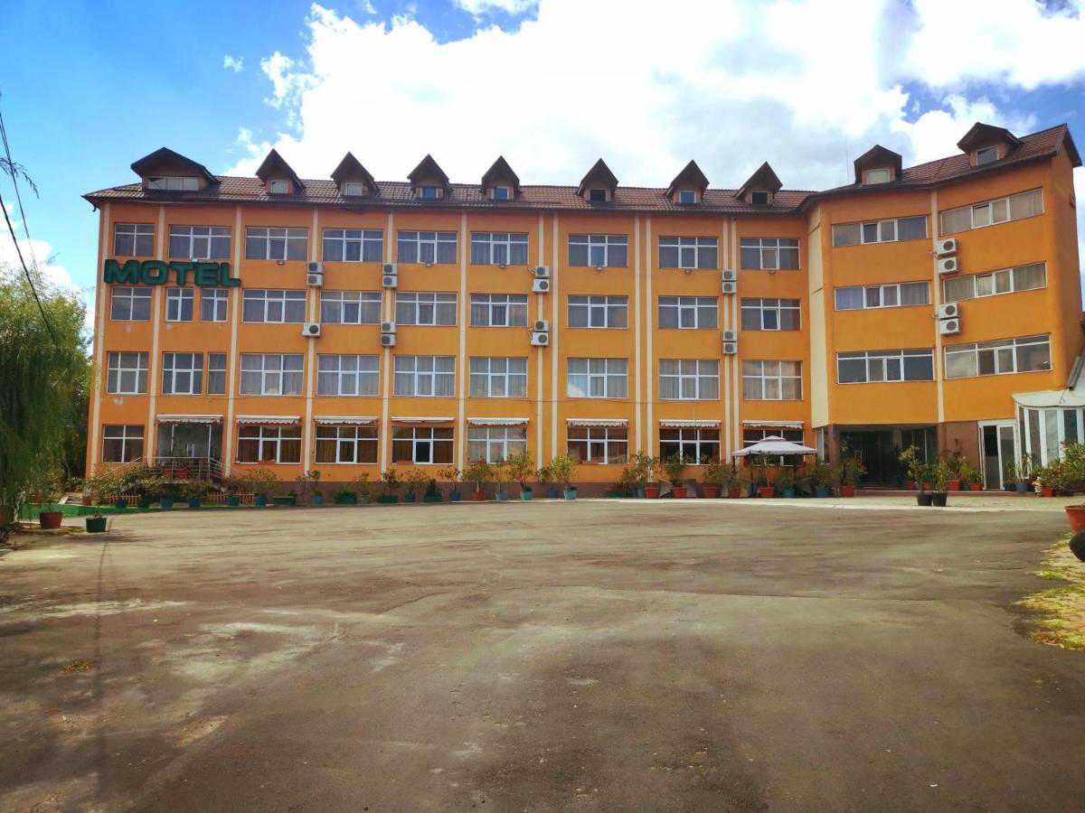Hotel Dinastia Piteşti Eksteriør billede
